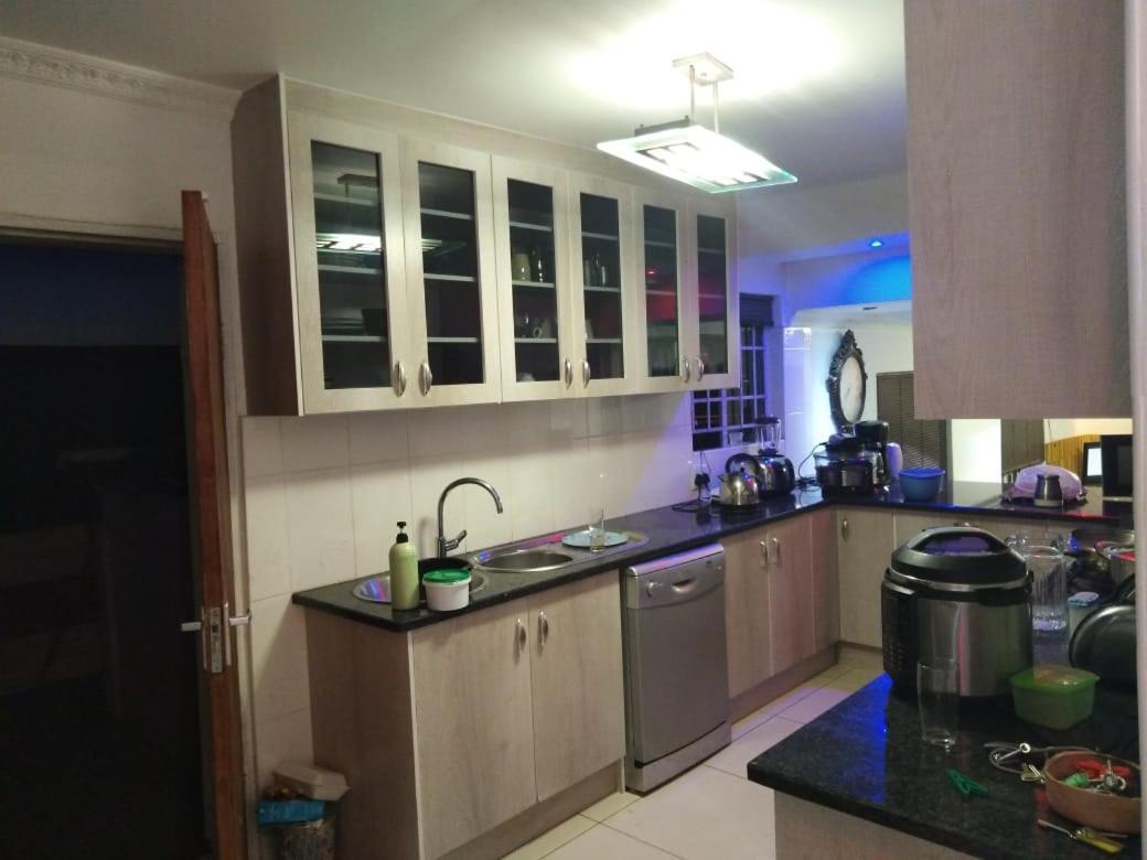 Leone Paris Appartement Windhoek Buitenkant foto